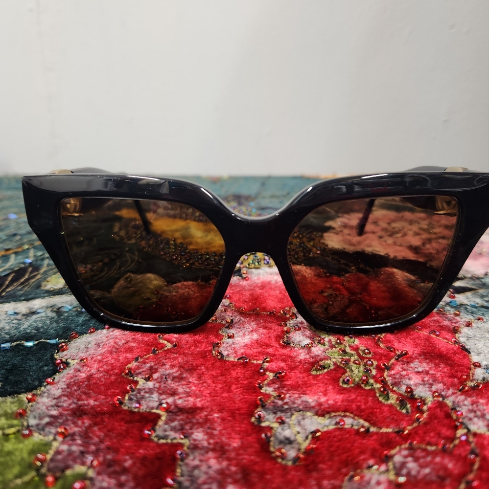 Gucci Black Sunglasses with Gold Chain - Picture 2 of 10